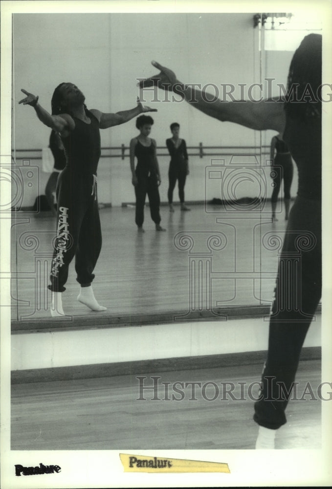 1992 Press Photo Skidmore College Choreographer Bill Jones working with class
