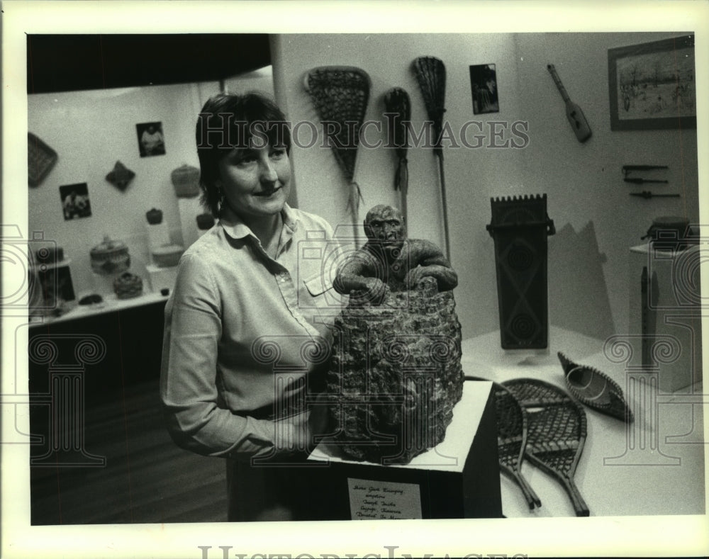 1987 Press Photo Christina Johannsen with Iroquois soapstone carving in New York- Historic Images