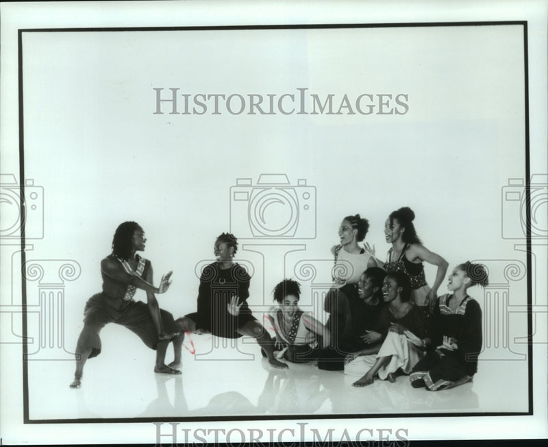 Load image into Gallery viewer, Press Photo Urban Bush Women dance group poses for photo - tup01018
