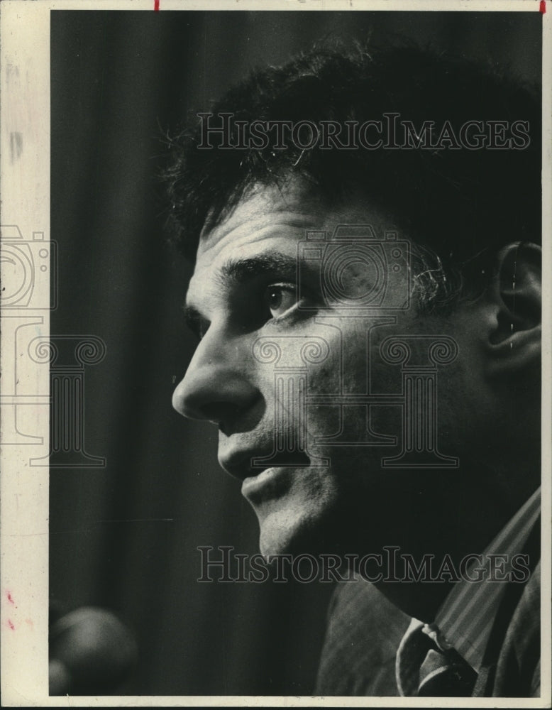 1978 Press Photo Ralph Nader speaks to the press in Albany, New York - tup01924