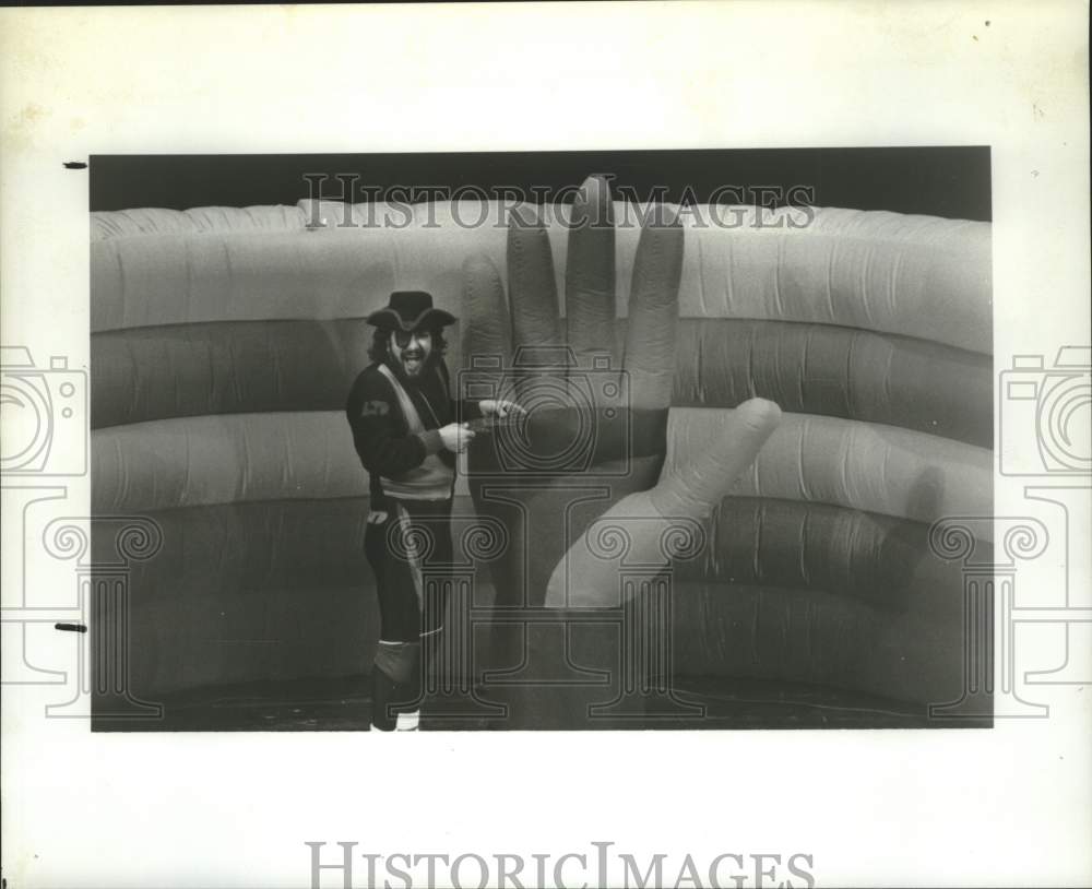 1993 Press Photo Mike Lamitola performs on stage in Chester, Coonnecticut- Historic Images