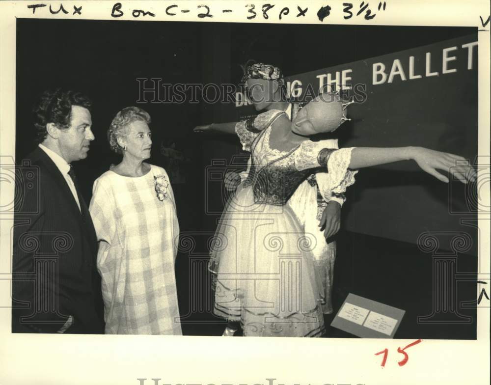 1986 Press Photo Officials inspect exhibit at National Museum of Dance, New York- Historic Images