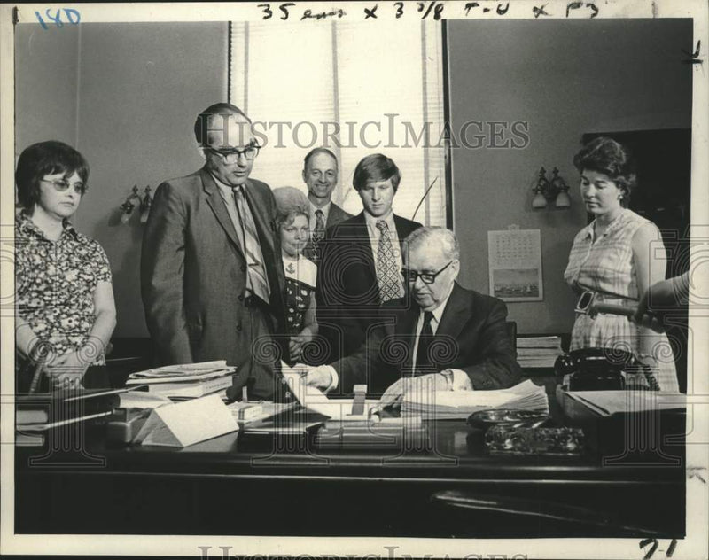 Load image into Gallery viewer, 1972 Press Photo Committee members hold meeting in New York office - tup02950
