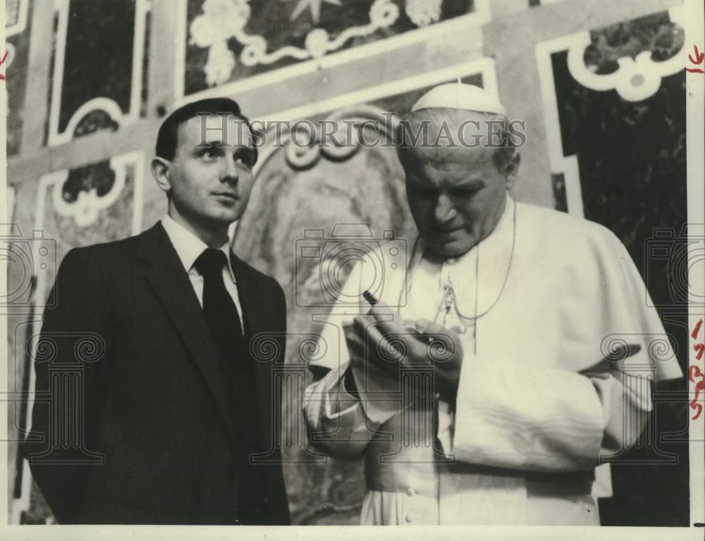 1981 Press Photo Pope John Paul II signs autograph for actor Cezary Morawski- Historic Images