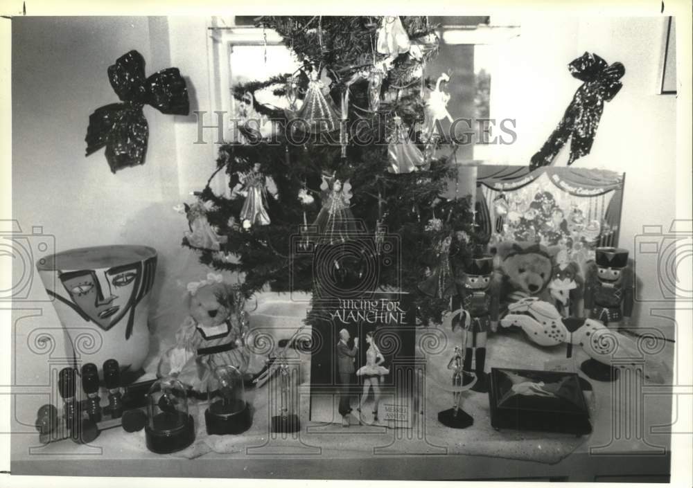 1990 Press Photo Gift items arranged at National Museum of Dance, Saratoga, NY- Historic Images