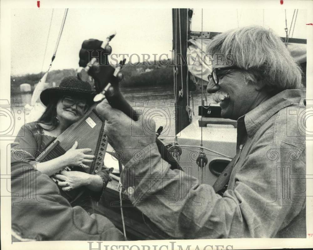 1983 Press Photo Albany, New York folk duo Richard &amp; Lee Wilkie perform on boat- Historic Images