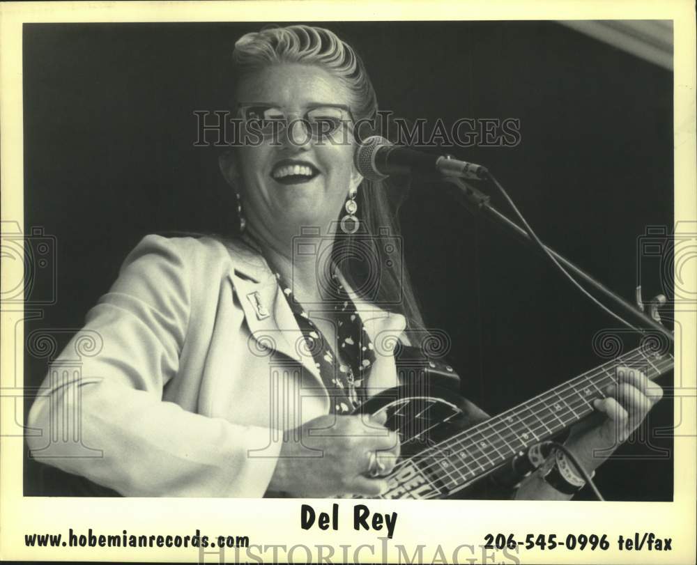 2003 Press Photo Blues artist Del Rey - tup03211- Historic Images
