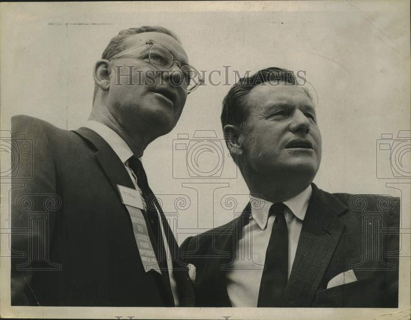 Load image into Gallery viewer, 1962 Press Photo John Hay Whitney with New York Governor Nelson Rockefeller
