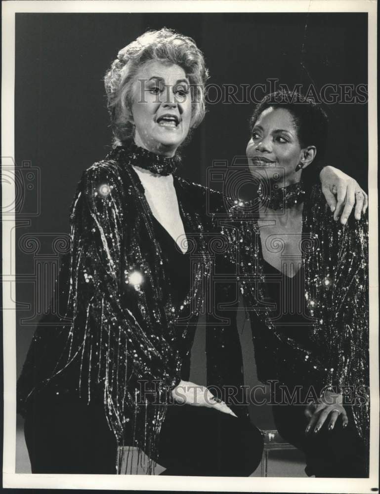 1980 Press Photo Beatrice Arthur &amp; Melba Moore sing duet on CBS-TV special- Historic Images