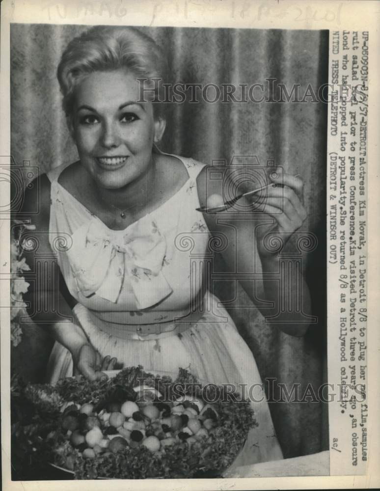 1957 Press Photo Kim Novak samples fruit salad in Detroit, Michigan - tup03482