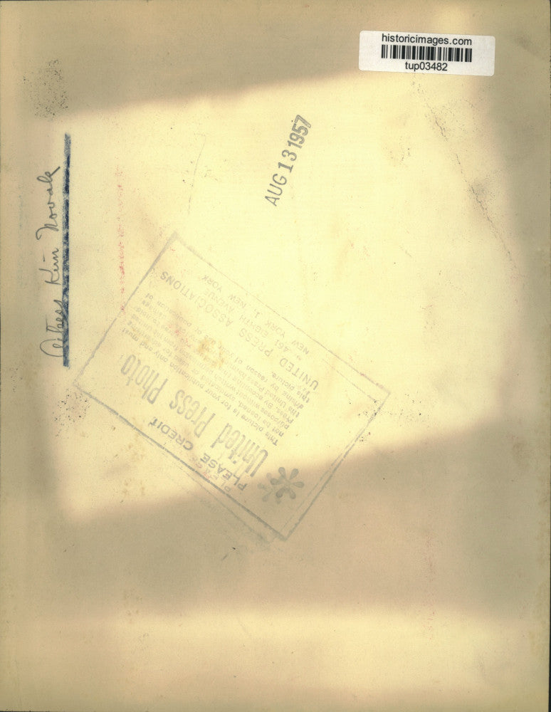 1957 Press Photo Kim Novak samples fruit salad in Detroit, Michigan - tup03482