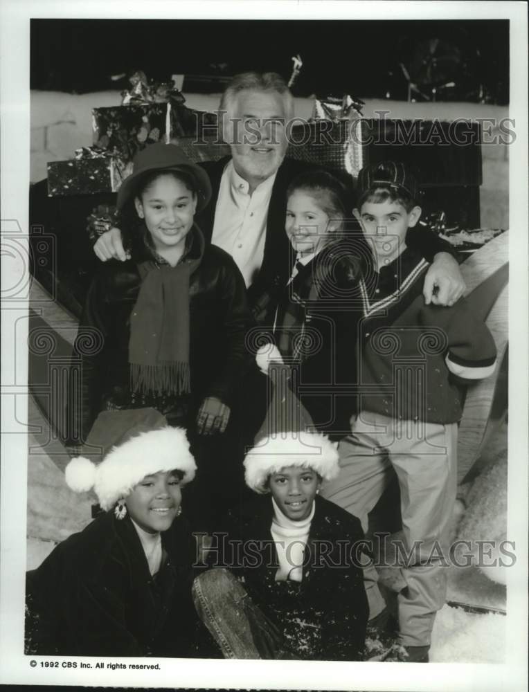 1992 Press Photo Kenny Rogers hosts Christmas special on CBS Television- Historic Images