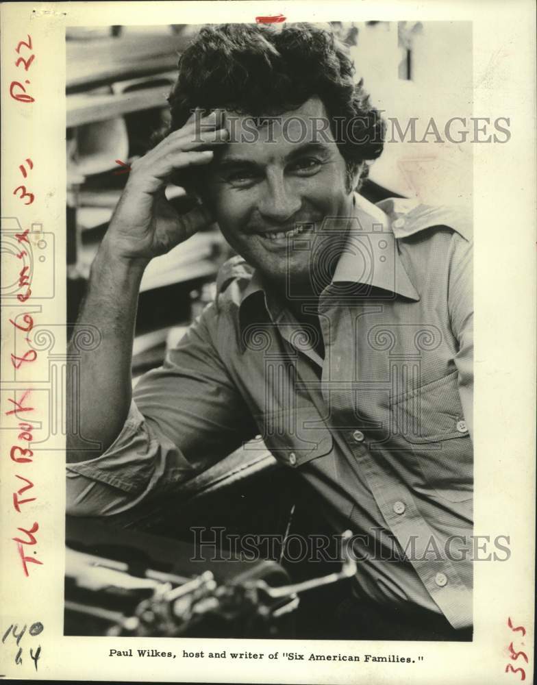 1977 Press Photo Paul Wilkes, host &amp; writer of &quot;Six American Families&quot;- Historic Images