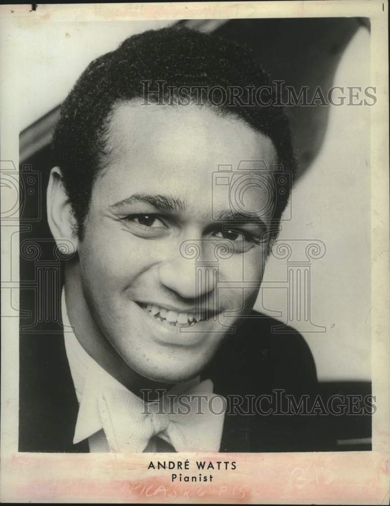 1978 Press Photo Pianist Andre Watts smiles for his close-up photo - tup03771- Historic Images