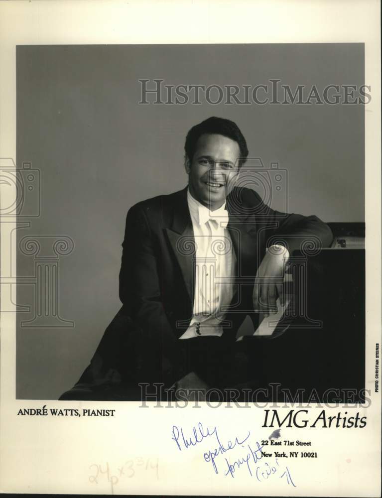 1992 Press Photo Pianist Andre Watts sits next to a piano for publicity photo- Historic Images