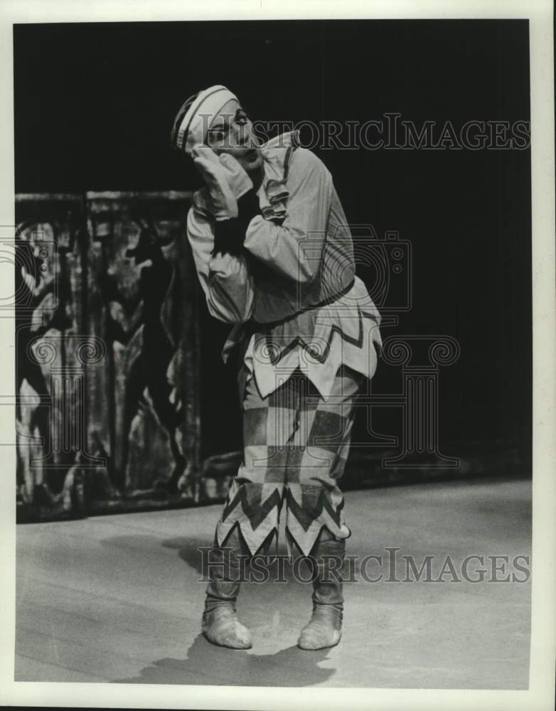 1981 Press Photo Rudolf Nureyev dances "Petrouchka" on PBS' Great Performances- Historic Images