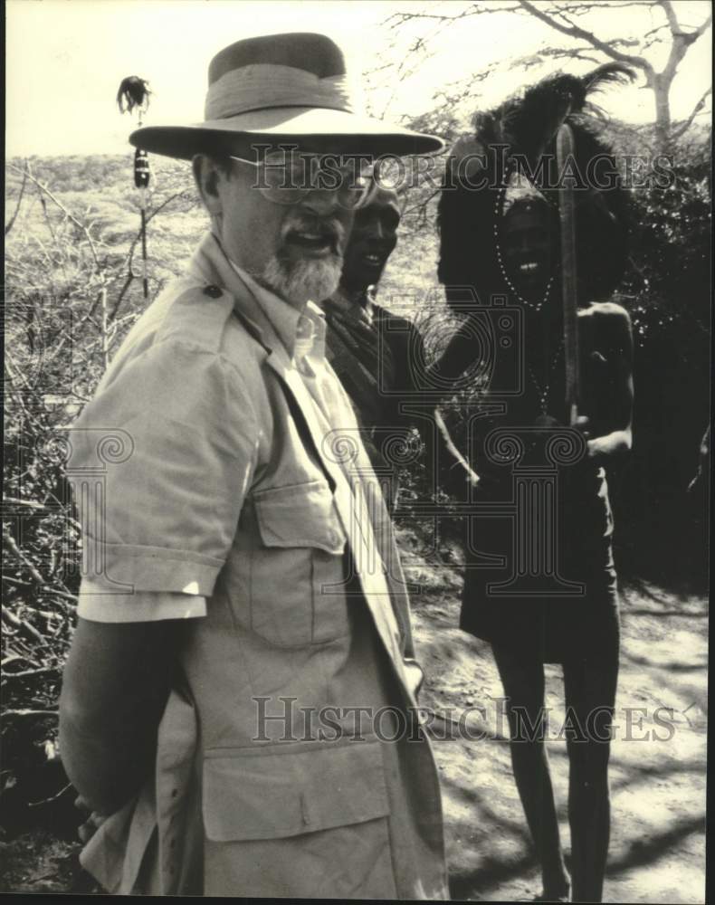 1983 Press Photo Singer Roger Whittaker with Massai tribesmen in Kenya- Historic Images