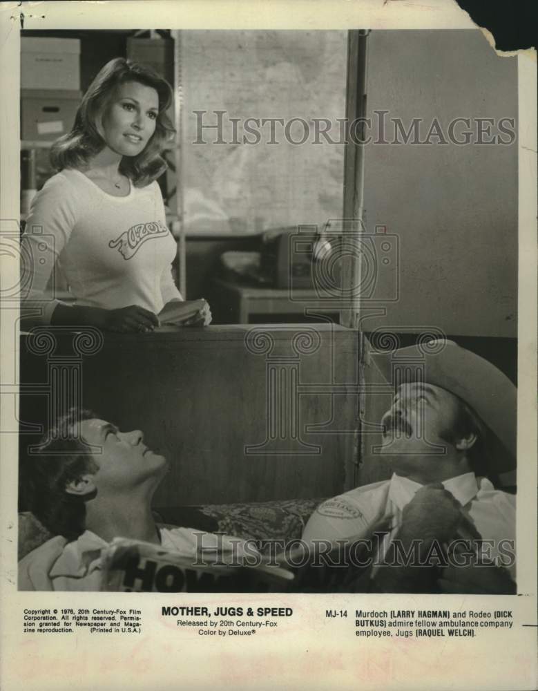 1976 Press Photo Larry Hagman, Dick Butkus &amp; Raquel Welch costar in movie scene- Historic Images