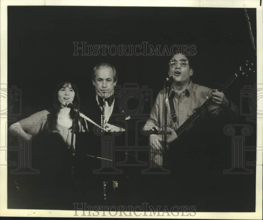 1984 Press Photo Dave Sear, James Byars &amp; Debbie Rich perform in New York- Historic Images