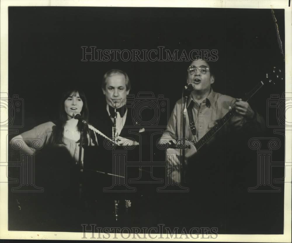1984 Press Photo Dave Sear, James Byars & Debbie Rich perform in New York- Historic Images