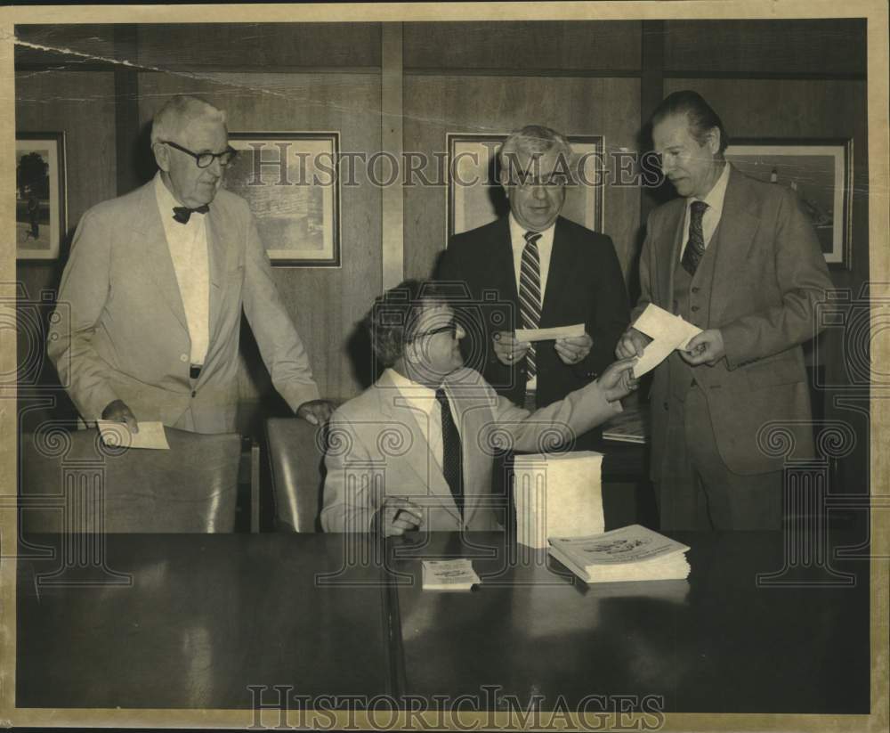 1982 Press Photo New York politicians collect Transportation Department checks- Historic Images