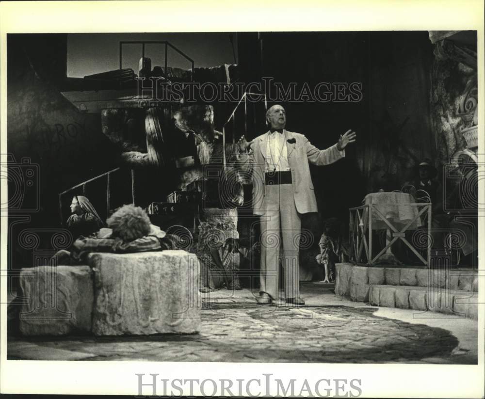 1979 Press Photo Richard Woods on stage as Gutman in New York - tup04430- Historic Images