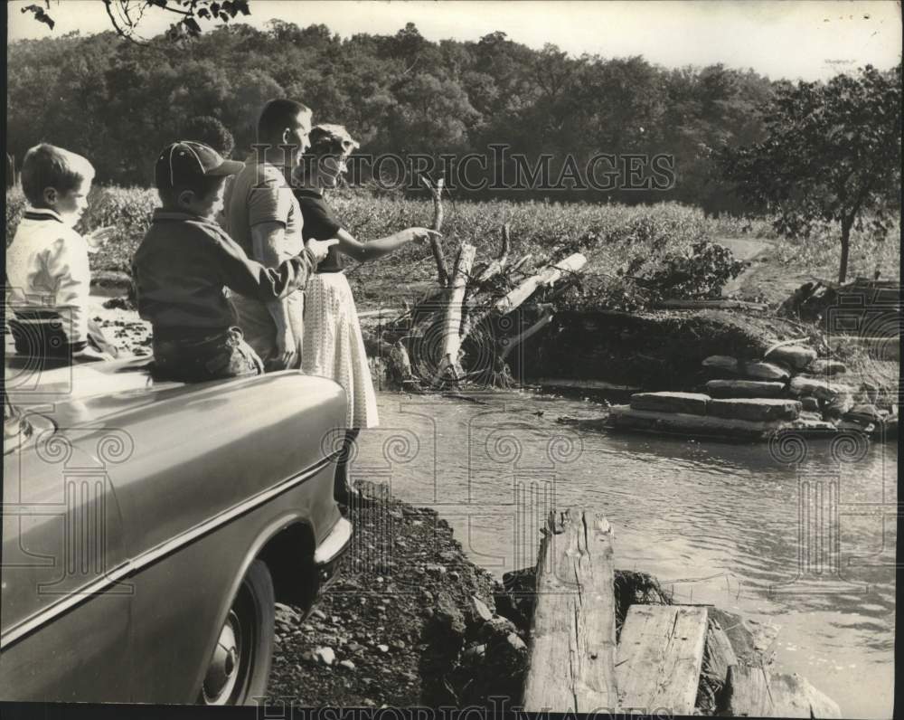 1960 Press Photo The Wiune family on Onesquethaw Creek, New Scotland, New York