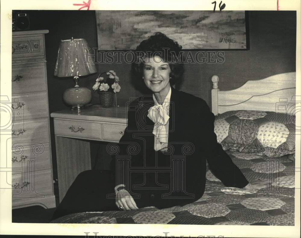 1986 Press Photo Louise Woodruff in TV furniture commercial in Albany, New York- Historic Images