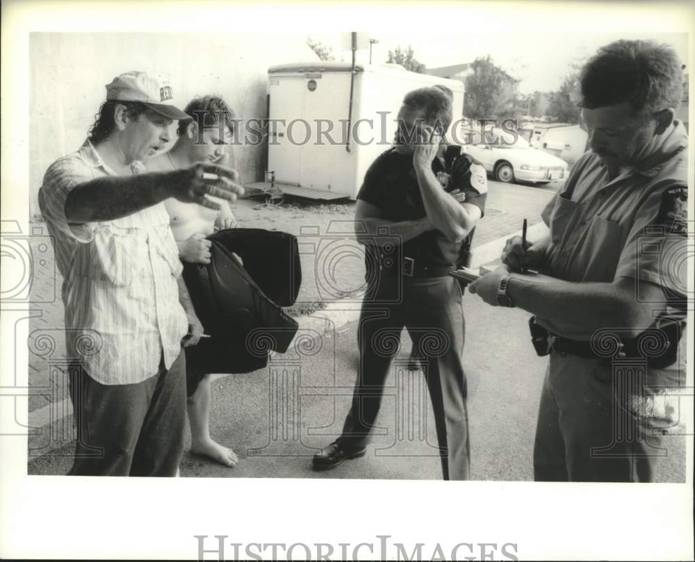 1994 Press Photo Police officers talk with boat operators in Troy, New York- Historic Images