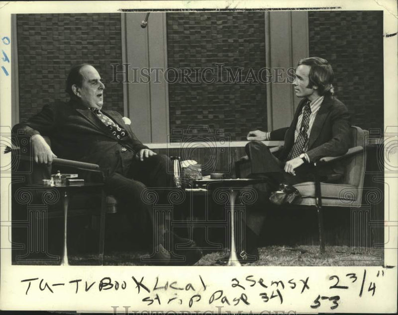 Load image into Gallery viewer, 1973 Press Photo Dick Cavett &amp; Robert Morley on "The Dick Cavett Show" on ABC
