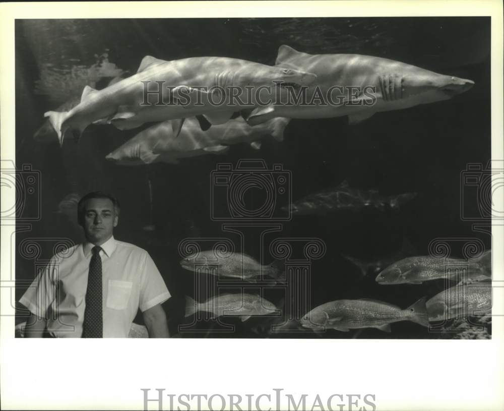 1990 Press Photo Scientist Frank Murru in front of Sea World Orlando aquarium- Historic Images