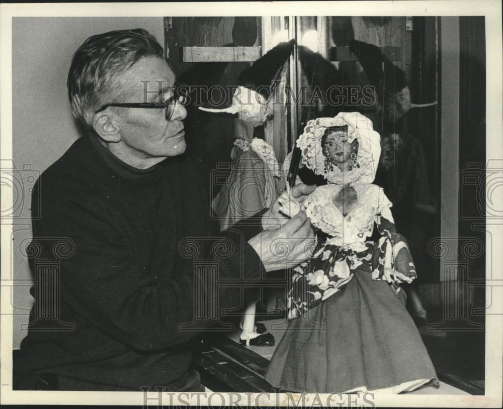 1978 Press Photo Grant M. Selch adjusts costume on period doll in New York- Historic Images