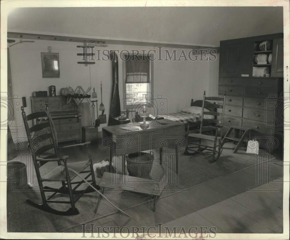 1976 Press Photo Sister&#39;s bedroom exhibit, Shaker Museum, Old Chatham, New York- Historic Images