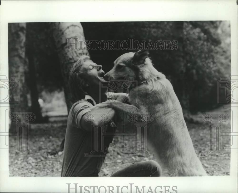 1981 Press Photo Ted Shackelford with Sula, his Siberian Husky, in New York- Historic Images