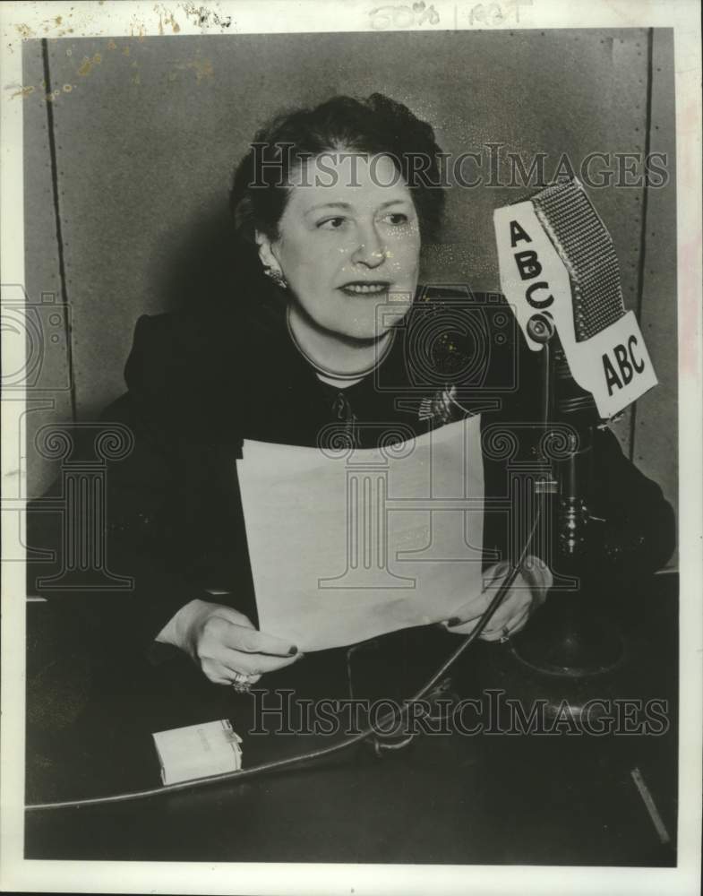 1991 Press Photo Columnist Louella Parsons broadcasts on ABC radio - tup04813- Historic Images