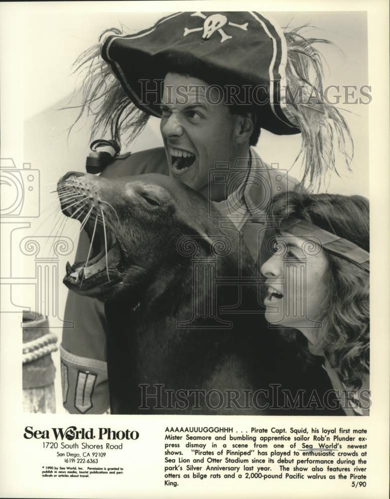 1992 Press Photo Trainers perform with sea lion at Sea World of California- Historic Images