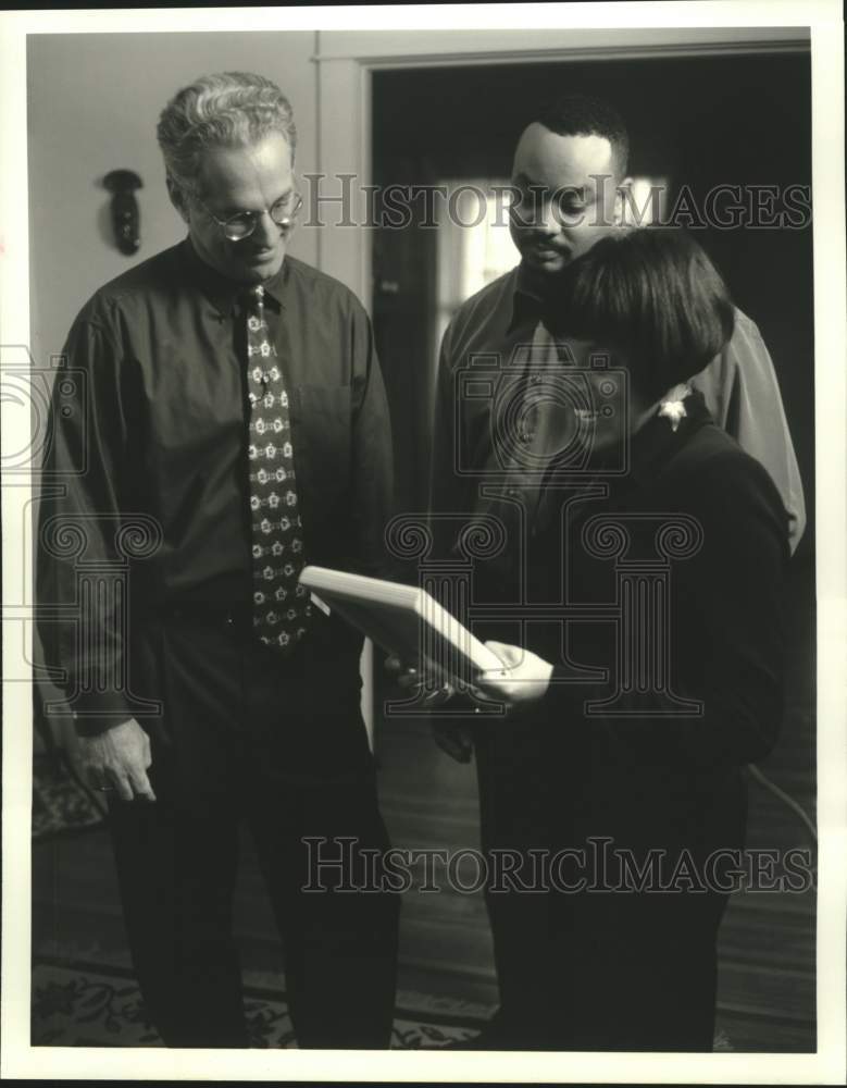 1998 Press Photo Chris Farrell with Aaron & Melody Hill on "Right on the Money"- Historic Images
