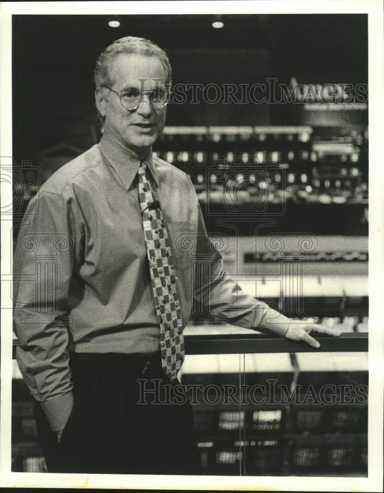 1998 Press Photo Chris Farrell at American Stock Exchange on Right On The Money- Historic Images