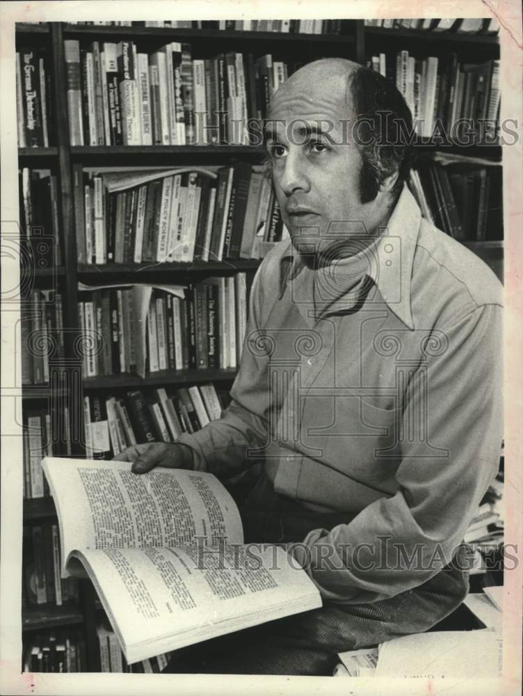 1977 Press Photo New York university professor Robert Sharlet reading a book- Historic Images