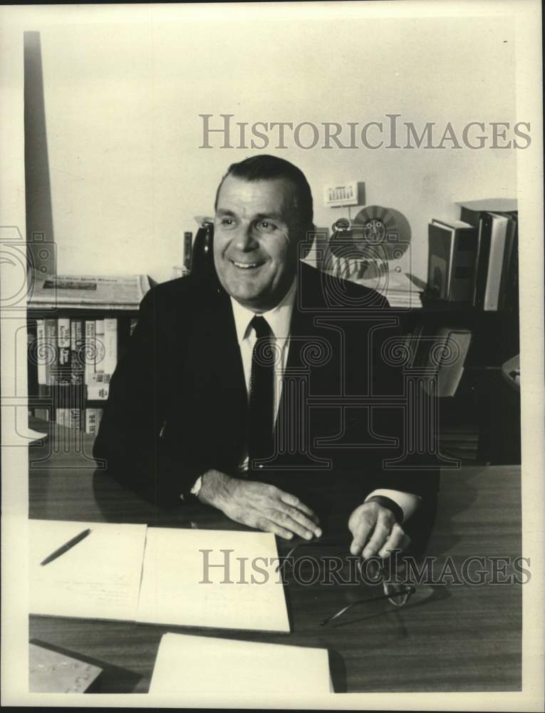 Load image into Gallery viewer, 1972 Press Photo Elmer W. Lower, President of ABC News - tup05339
