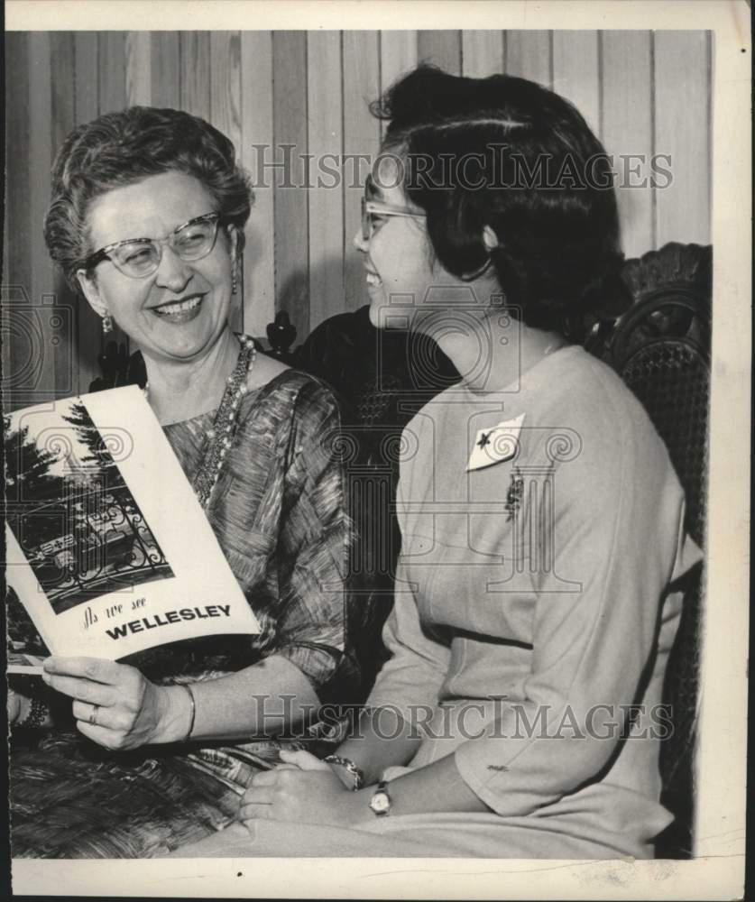 1962 Press Photo Mrs. Robert O'Hara & Eleanor Chen, Wellesley College, New York