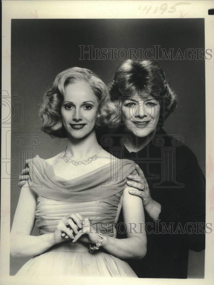 1982 Press Photo Actresses Sondra Locke and Rosemary Clooney - tup05563- Historic Images