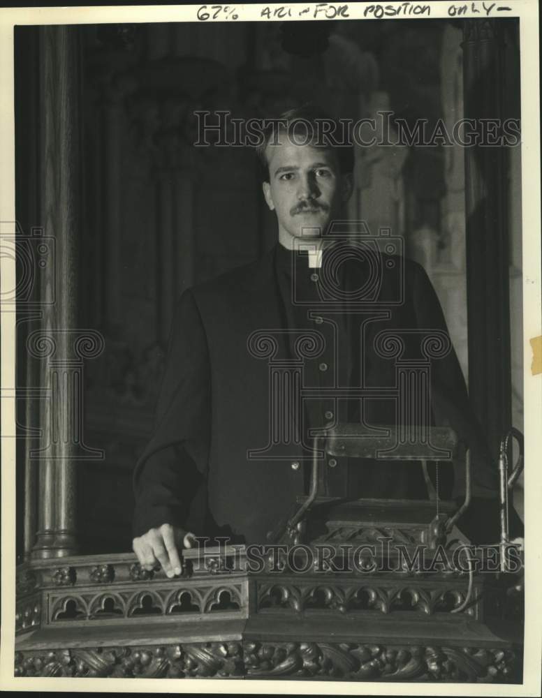 1984 Press Photo Actor Matt Moross portrays clergyman in Mass Appeal - tup05586- Historic Images