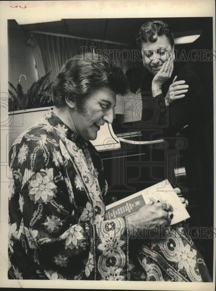 1976 Press Photo Liberace signs autograph for Mrs. Grace Freeman in New York- Historic Images