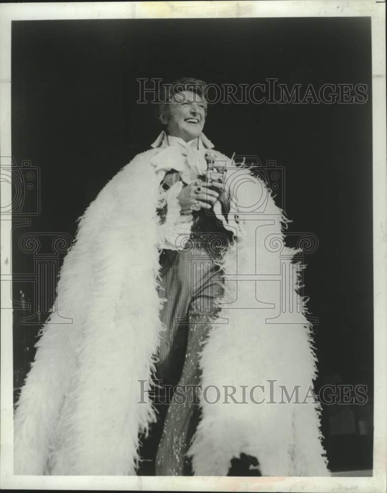 1983 Press Photo Musical artist Liberace on stage - tup05699- Historic Images