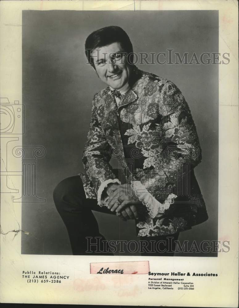 1976 Press Photo Musical artist Liberace - tup05702- Historic Images