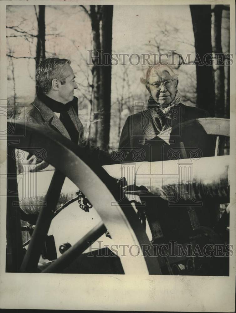 Load image into Gallery viewer, 1961 Press Photo Howard R. Smith with author Carl Sandburg - tup05726
