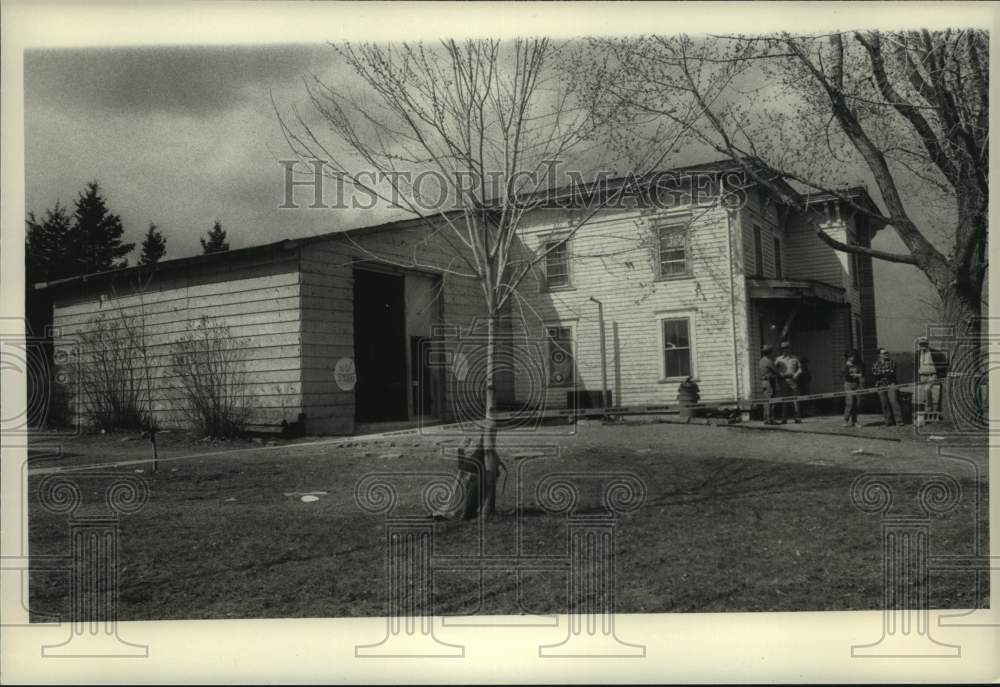 1985 Press Photo Police outside warehouse used as cocaine factory in Minden, NY- Historic Images