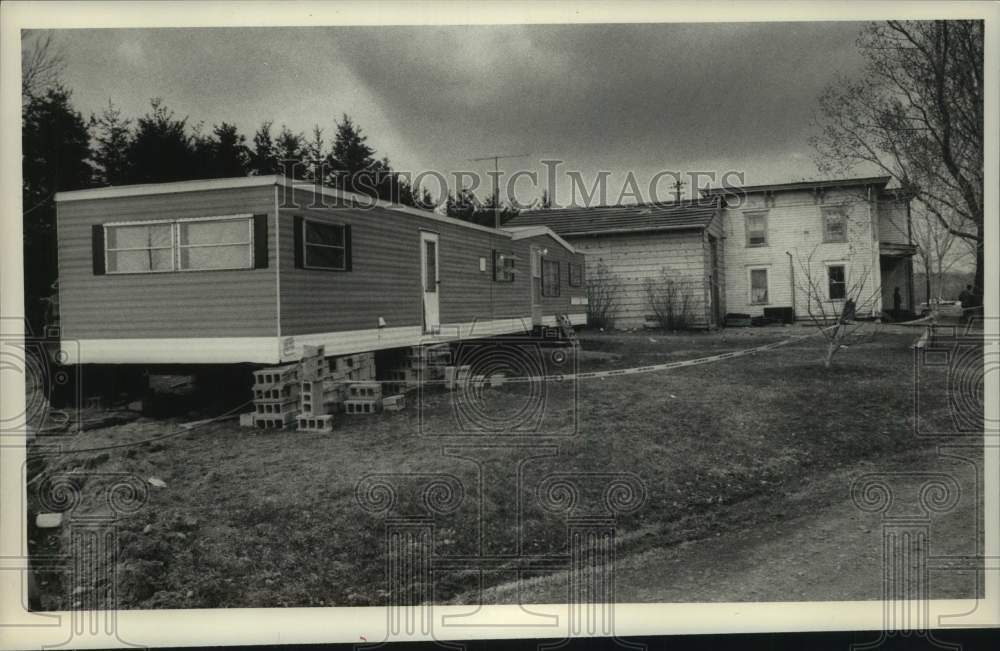 1986 Press Photo Mobile home &amp; warehouse used as cocaine factory in Minden, NY- Historic Images