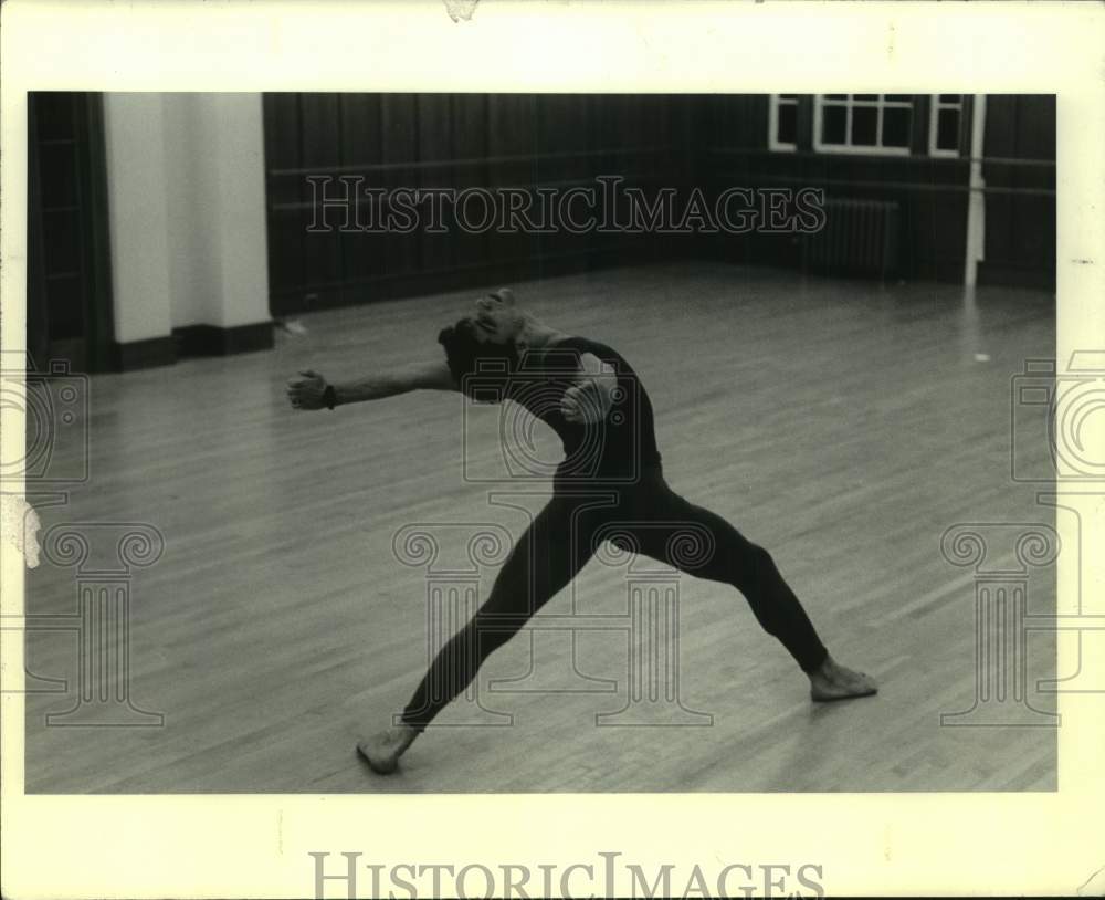 1989 Press Photo John Passafiume dances in New York dance studio - tup05792- Historic Images